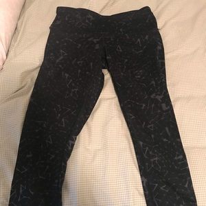 Final offer- Lululemon crop leggings- size 6